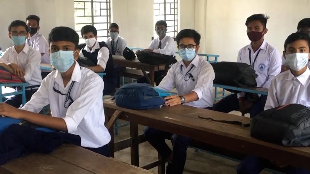 Madhyamik Exam 2022: আজ থেকে অফলাইনে শুরু মাধ্যমিক, স্পর্শকাতর কেন্দ্রে বন্ধ ইন্টারনেট পরিষেবা