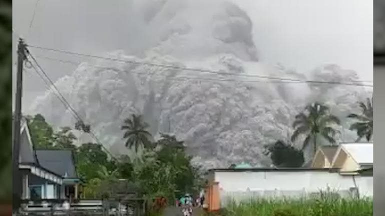 Indonesia Volcano: इंडोनेशिया में भयंकर ज्वालामुखी विस्फोट, राख-धूल और धुएं से दिन में ही हो गई रात