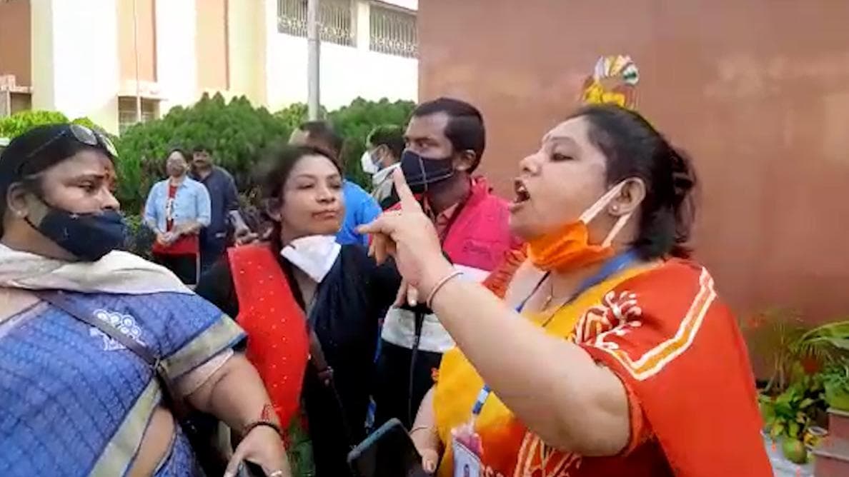 TMC-BJP clash: বিধাননগরে হাতাহাতি বিজেপি-তৃণমূলের মহিলা প্রার্থীর! গ্রেফতার সিপিএম কর্মী