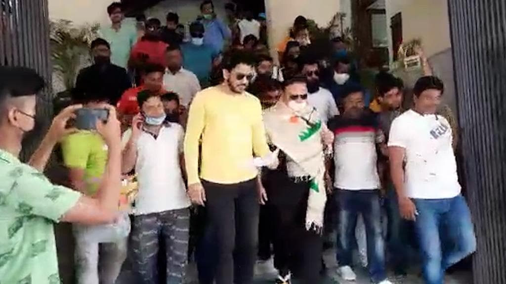 Madan Mitra: মুখে ব্যান্ডেজ বাঁধা! হাসপাতাল থেকে ছাড়া পেলেন মদন মিত্র