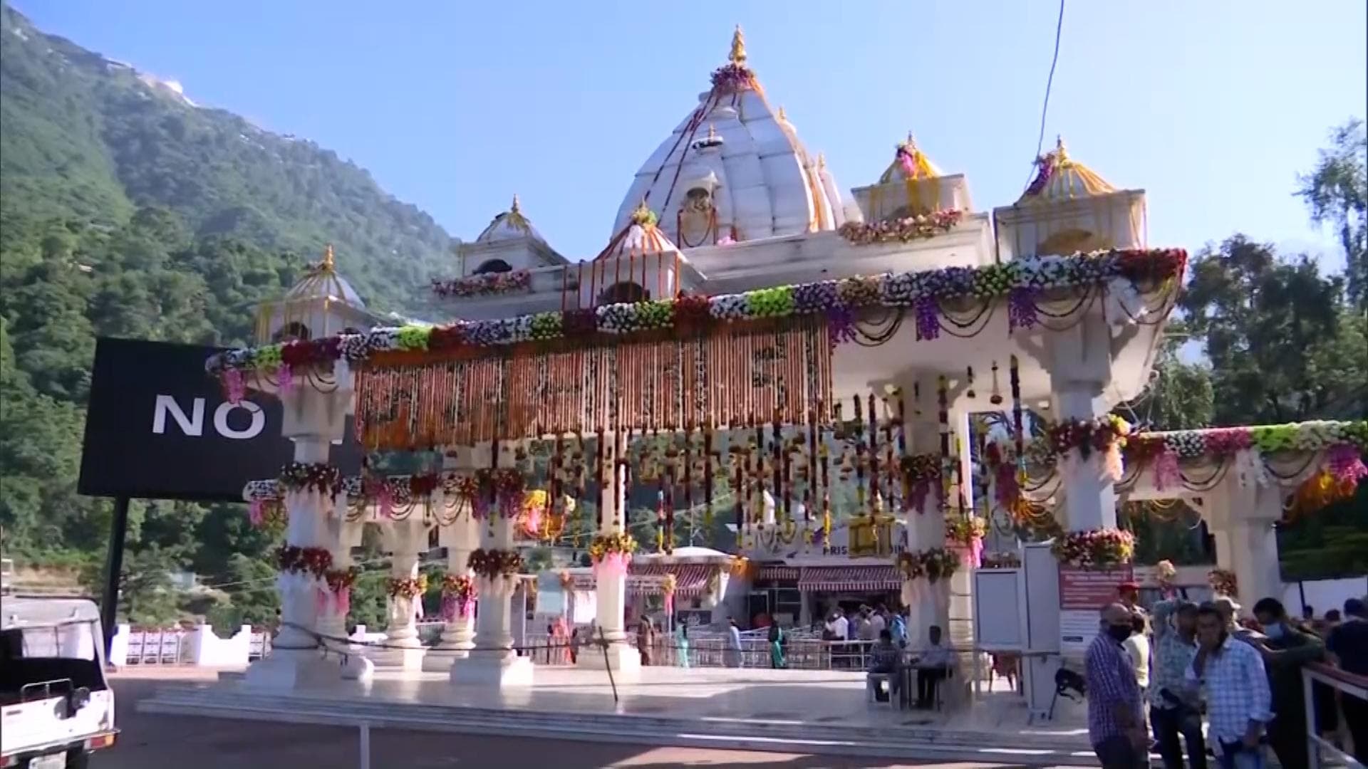 Navratri 2021: सजा माता वैष्णो देवी का दरबार, दर्शन के लिए श्रद्धालुओं की उमड़ी भीड़ 