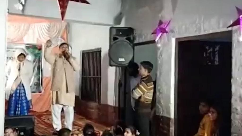 Christmas: জয় শ্রীরাম স্লোগান দিয়ে বড়দিনের উৎসব পালনে বাধা দেওয়ার অভিযোগ, দেখুন ভিডিয়ো