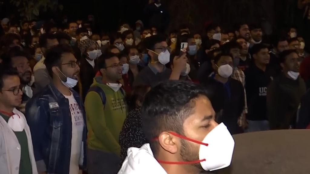 Doctors Strike: पुलिस के एक्शन से गुस्से में डॉक्टर, देशव्यापी हड़ताल की धमकी