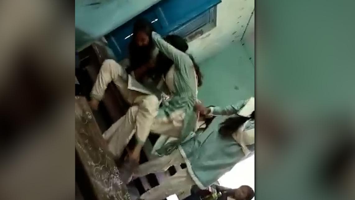 Chaos in School : হাওড়ার এক স্কুলের ক্লাসরুমে দুই ছাত্রীর মধ্যে বচসা, চুলোচুলি, ভাইরাল ভিডিও