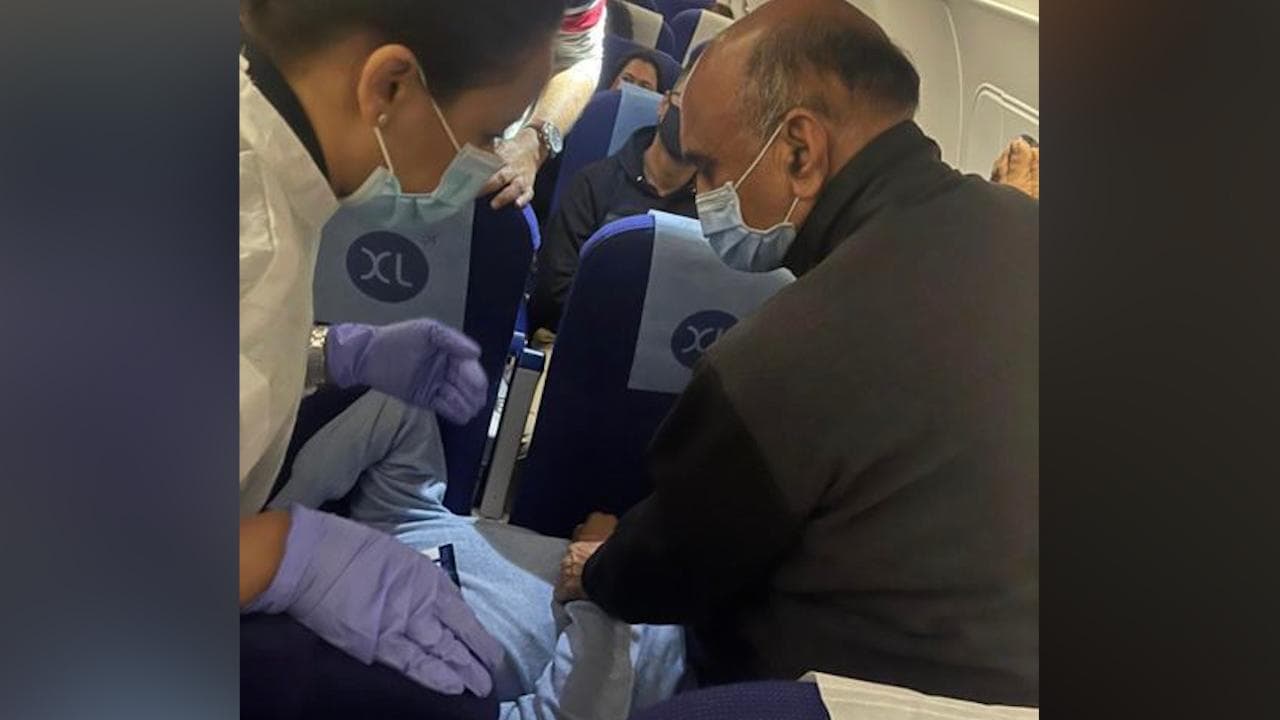 Good News: केन्द्रीय मंत्री ने उड़ते विमान में किया यात्री का इलाज, PM Modi ने की तारीफ 