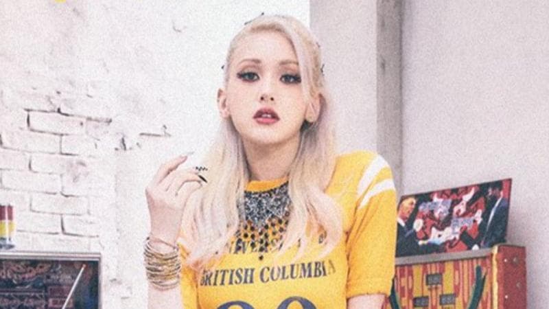 Somi says 'XOXO' with revenge on the menu as she playfully wields a sledgehammer