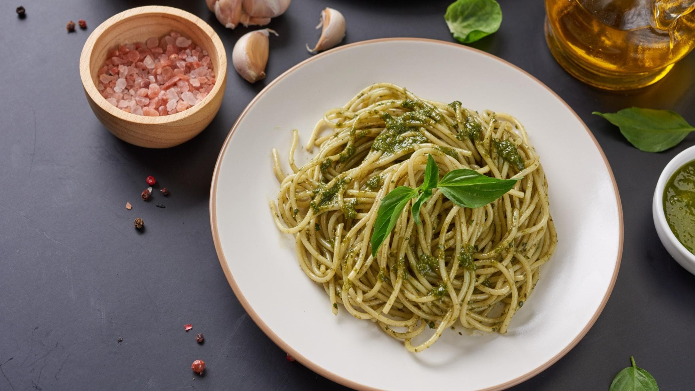 Cook delicious pesto spaghetti at home in just four steps