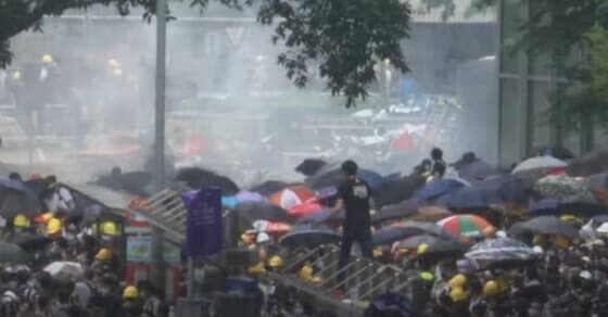 Hong Kong: violence over extradition bill escalates 