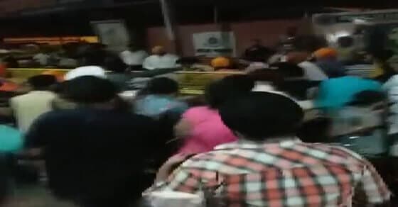 तलवार लहराने वाले ड्राइवर की पिटाई, लोगों ने ACP की क्लास लगाई 