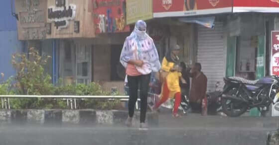 Delhi wakes up to rainy morning, temperature dips