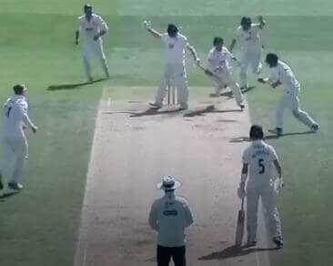 क्रिकेट बॉल से खेला फुटबॉल, बल्लेबाज़ का विकेट हुआ 'गोल'