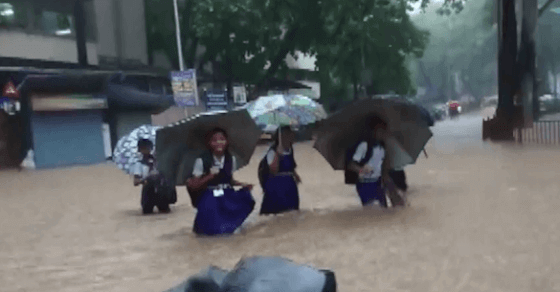 मुंबई में आसमान से बरसी मुसीबत, स्कूल-ऑफिस बंद