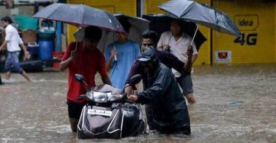 मुंबई में बरसात ने फिर बिगाड़े हालात, जलजमाव से लोग परेशान