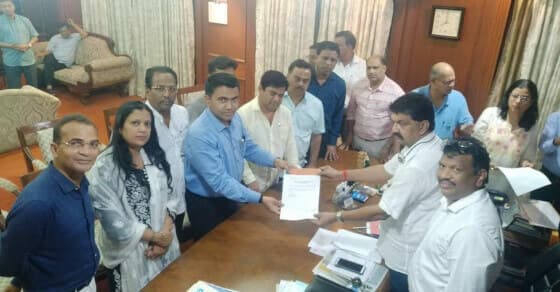 गोवा में भी बिखरी कांग्रेस, 10 MLA भाजपा में शामिल