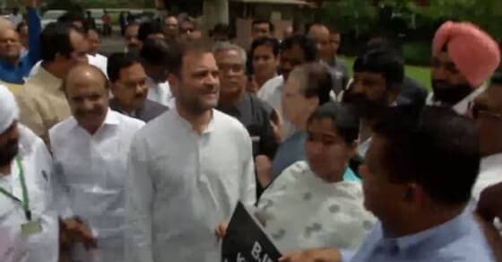 कर्नाटक-गोवा के मुद्दे पर संसद परिसर में कांग्रेस का प्रदर्शन