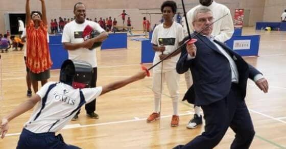 गजब है... ओलंपिक कमिटी के अध्यक्ष थॉमस बैक की 'तलवारबाज़ी' 