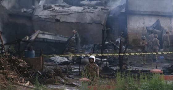 पाक: रावलपिंडी में सेना का प्लेन क्रैश, 17 लोगों की मौत, 20 घायल