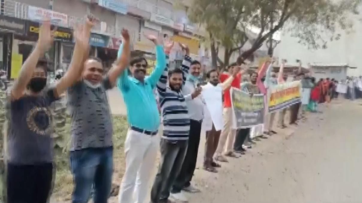 Watch: 'Laughter protest' in Bhopal on a bad road to draw MP govt's attention 