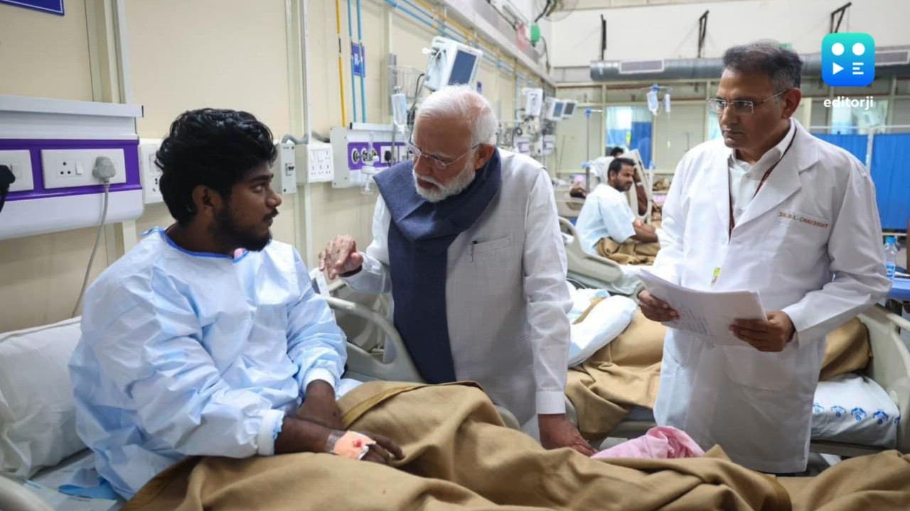 PM Modi visits LNJP Hospital, meets survivors of Red Fort blast