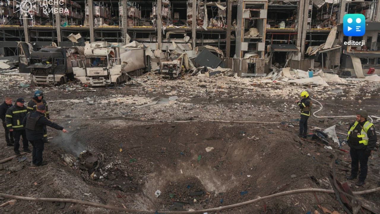 Ukraine, Russia trade deadly strikes as negotiators hammer at deal