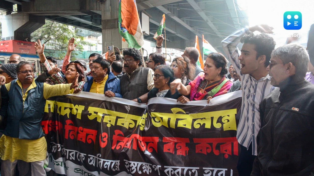 Protesters march to Bangladesh Deputy High Commission in Kolkata to protest violence on Hindus
