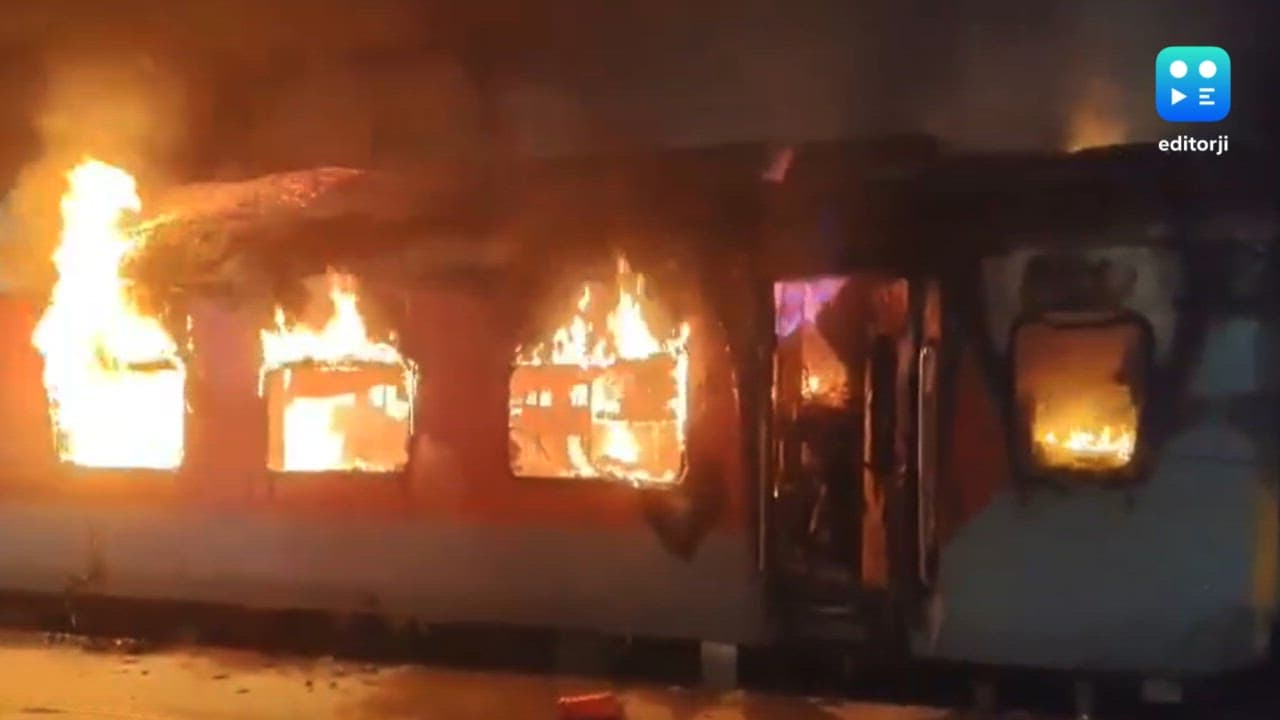 One killed as Tatanagar-Ernakulam Express train catches fire in Andhra Pradesh