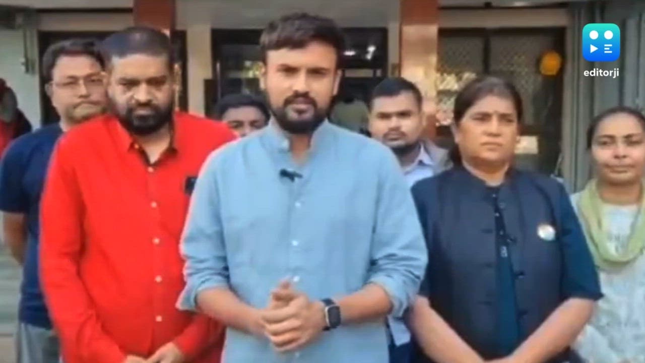 AAP leaders visit Gandhinagar hospital to meet typhoid-affected patients