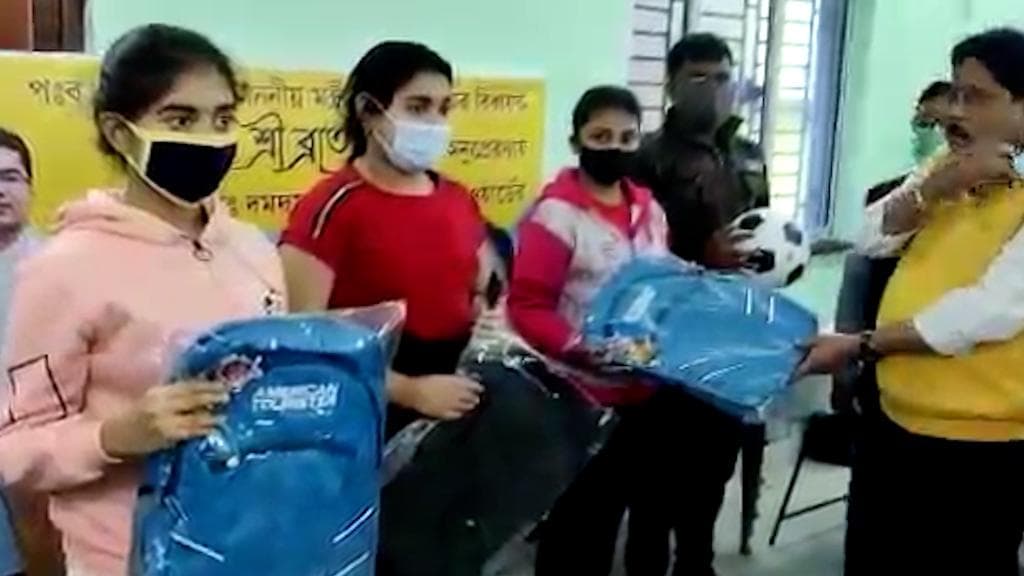 Covid-19 Vaccination: ছোটদের টিকাকরণের জন্য অভিনব উদ্যোগ দমদমে, টিকা নিলেই মিলবে ব্যাগ, বল