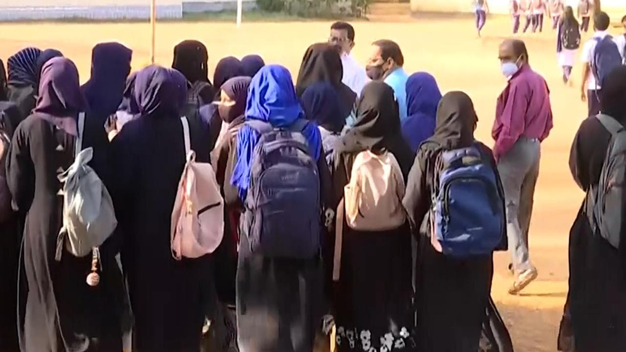 Karnataka hijab row: saffron shawl protest, Muslim girls sent to separate classroom; 2 held with knives