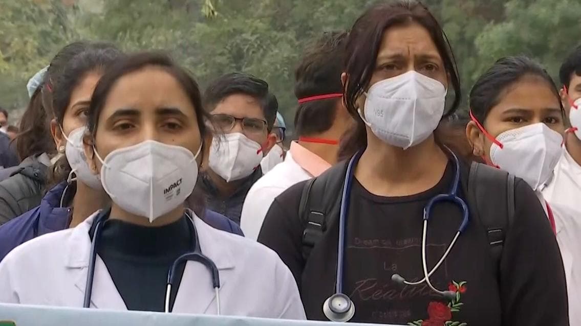 Kol Doctors : দিল্লিতে চিকিৎসকদের বিক্ষোভ, সমর্থনে পাশে দাঁড়াল বাংলা
