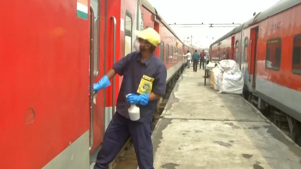 Indian Rail: দূরপাল্লার ট্রেনে কি ফের দেওয়া হবে কম্বল, চাদর? কী উত্তর দিল সরকার?