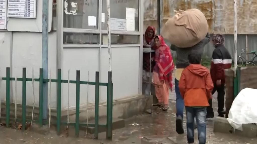 Jammu Kashmir: অশান্ত উপত্যকা, আতঙ্কে কাশ্মীর ছাড়ছেন পরিযায়ী শ্রমিকরা  