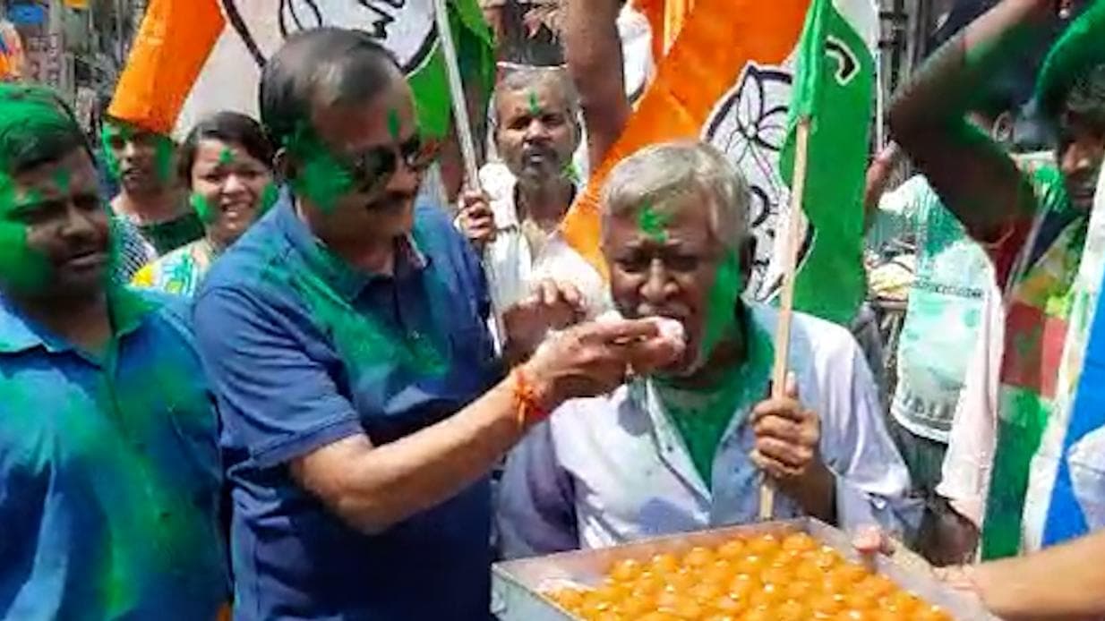 TMC celebration: আবির খেলা-লাড্ডু বিতরণ, মমতার জয় উদযাপন বাঁকুড়ায়