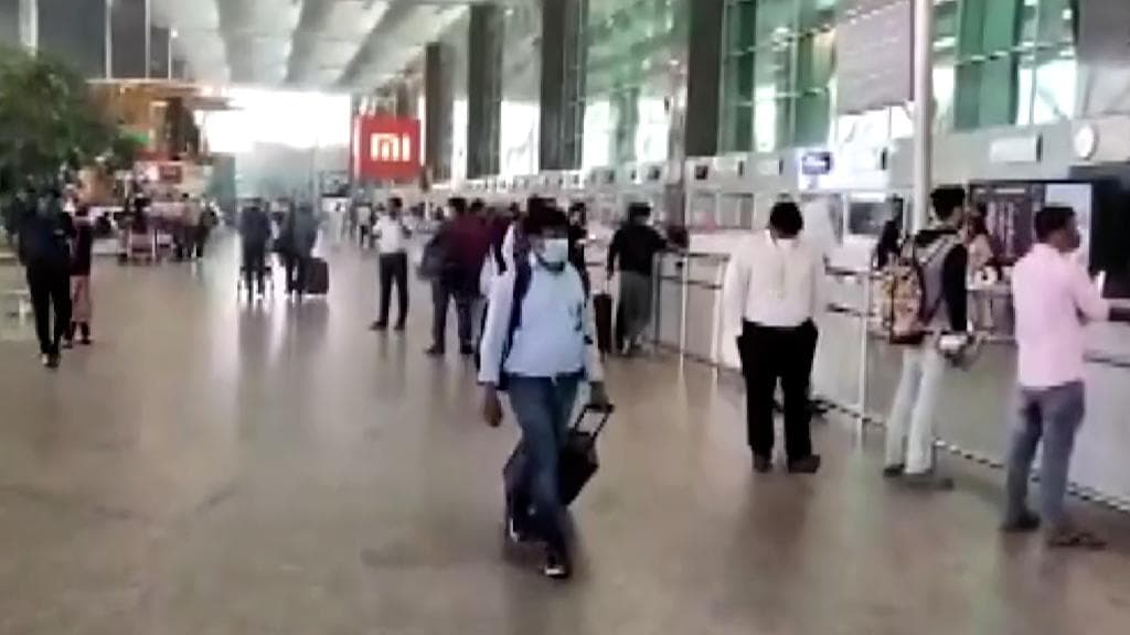 कर्नाटक में Omicron से संक्रमित एक शख्स भाग गया तो दूसरे राज्यों में भी विदेशों से आए कई लोग 'लापता'