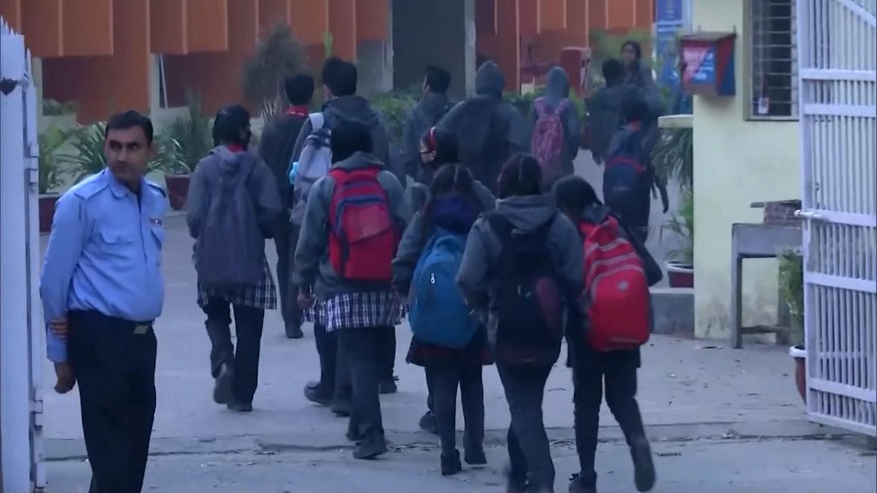 Delhi Air Pollution: केजरीवाल सरकार का ऐलान- दिल्ली में अगले आदेश तक बंद रहेंगे तमाम स्कूल