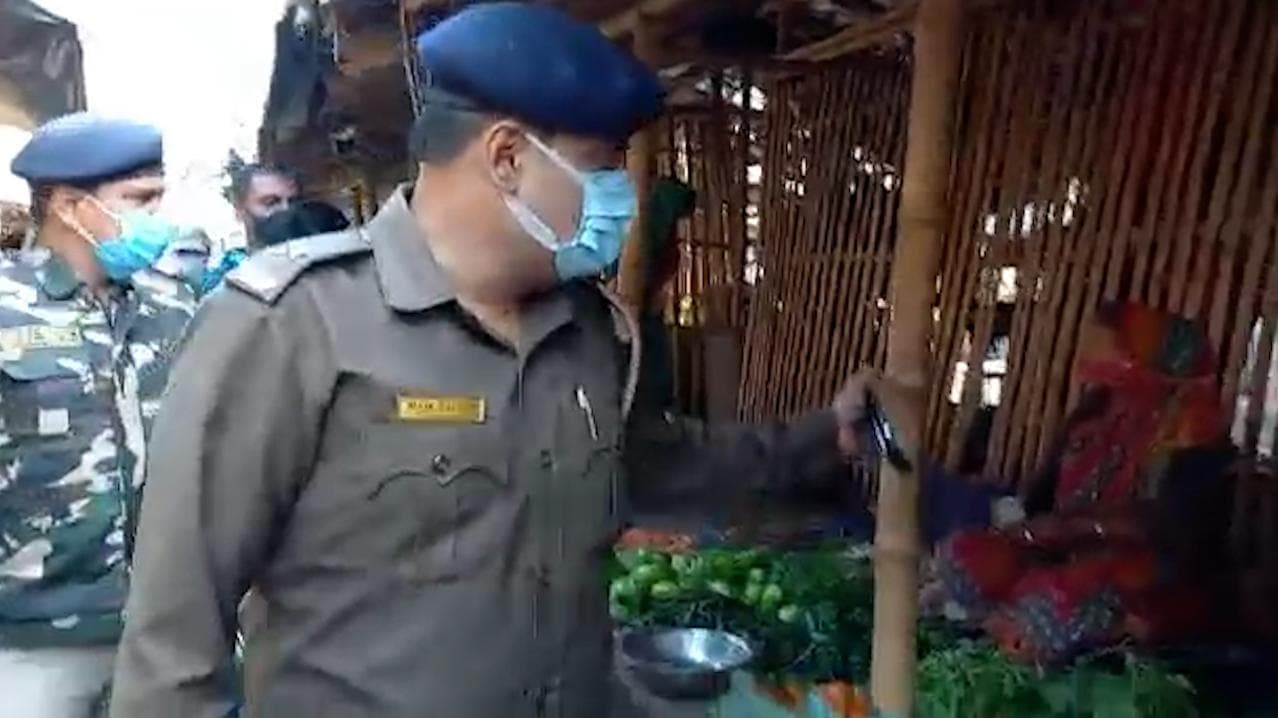 Murshidabad: রাজ্যের করোনা বিধিনিষেধ নিয়ে মানুষকে সতর্ক করা হল মুর্শিদাবাদ জেলা ট্রাফিক পুলিশের পক্ষ থেকে