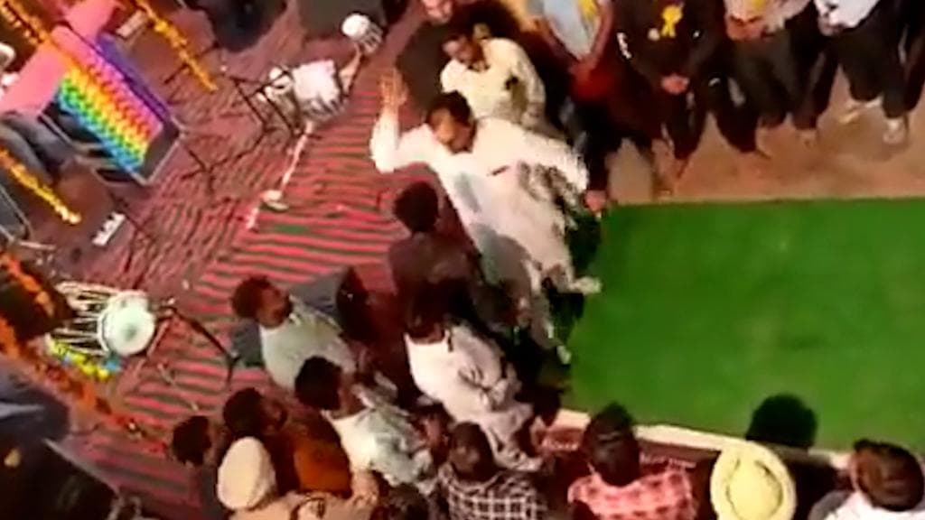 Video: Punjab में कांग्रेसी विधायक की गुंडागर्दी, MLA ने सवाल पूछने पर की युवक की पिटाई