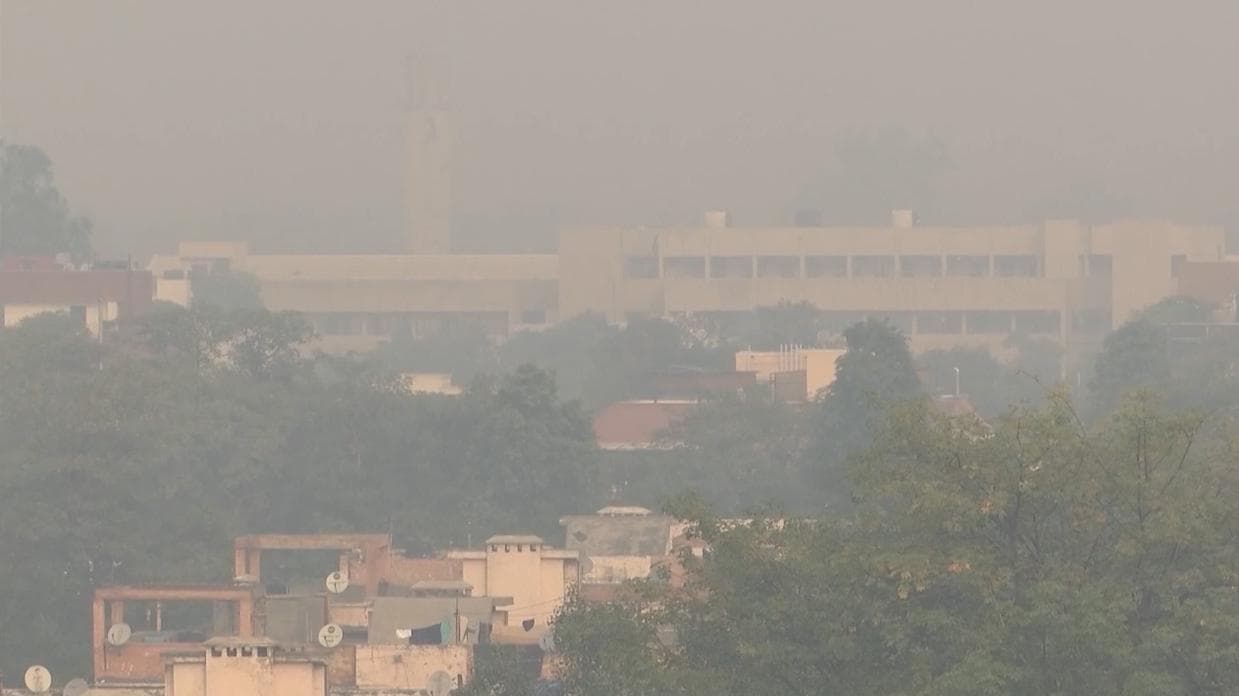 Delhi-NCR Pollution: दिल्ली में फिर खड़ा हुआ ‘सांसों पर संकट’, आनंद विहार में 406 पहुंचा AQI