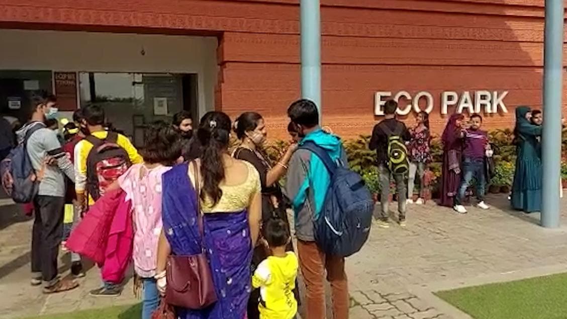 Eco Park: কচিকাঁচা থেকে নববিবাহিত দম্পতি, বড়দিনের সকালে মানুষের ঢল নামল ইকোপার্কে 