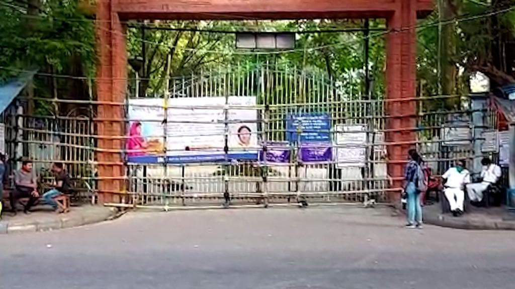 Chhat Puja: ছটের দূষণ রুখতে ব্যারিকেড রবীন্দ্র সরোবরে