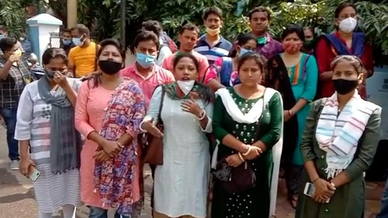 Bratya Basu: ডেপুটেশন দিতে গিয়ে শিক্ষামন্ত্রীর বাড়ির সামনে থেকে আটক ৬০ জন SLST চাকরিপ্রার্থী