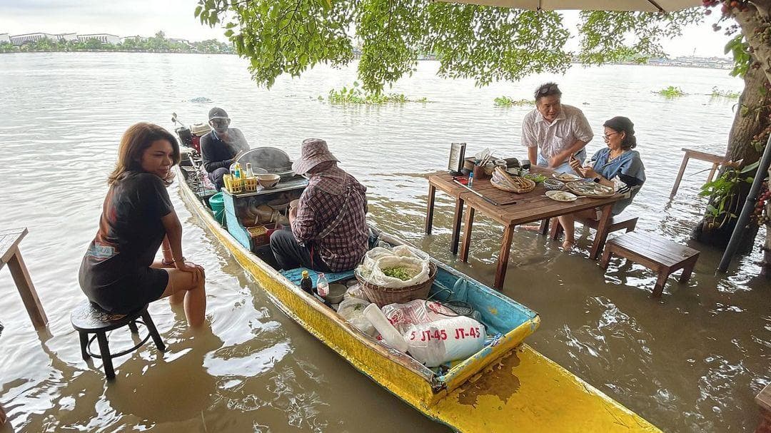 Flood dining? Adversity turns into opportunity for restaurant in Thailand