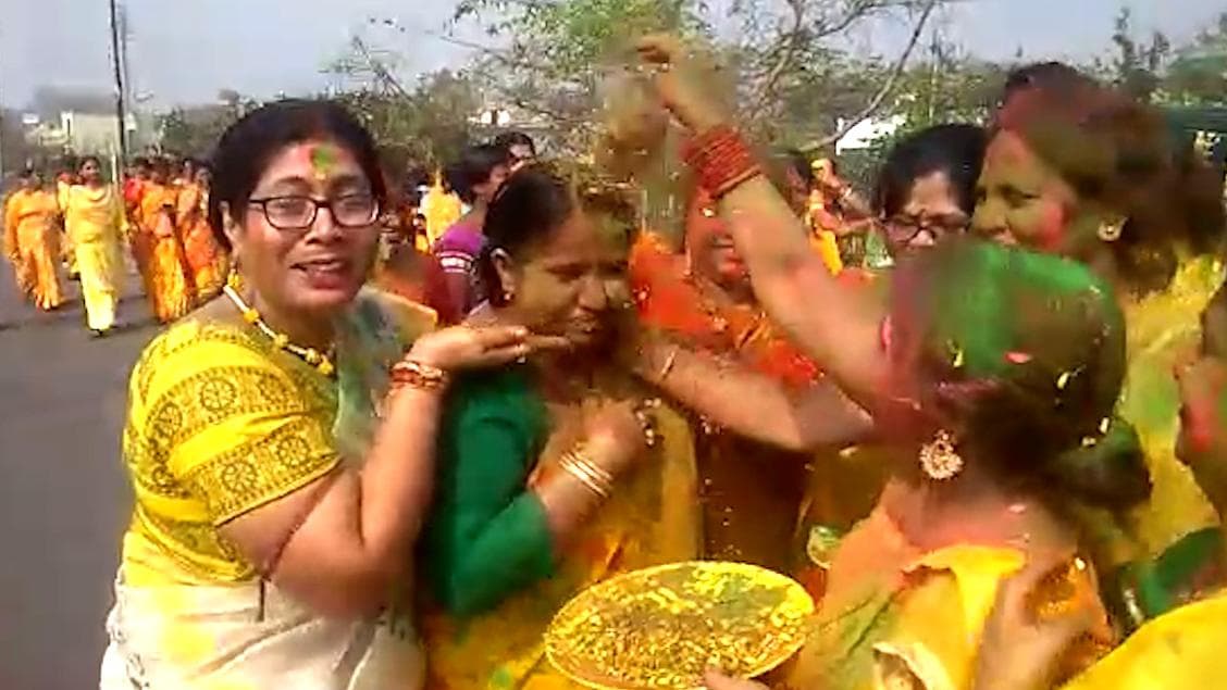 Holi 2022: চেনা মেজাজেই দুর্গাপুরে বসন্ত উৎসব পালন, চলল আবির খেলা ও প্রভাতফেরি