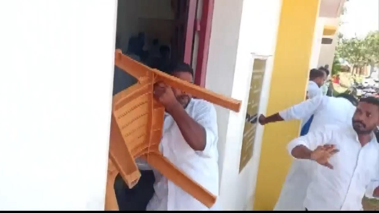 Ruckus in Congress Meeting: तमिलनाडु के शिवगंगा में सांसद के सामने हंगामा, कार्यकर्ताओं में चली कुर्सियां