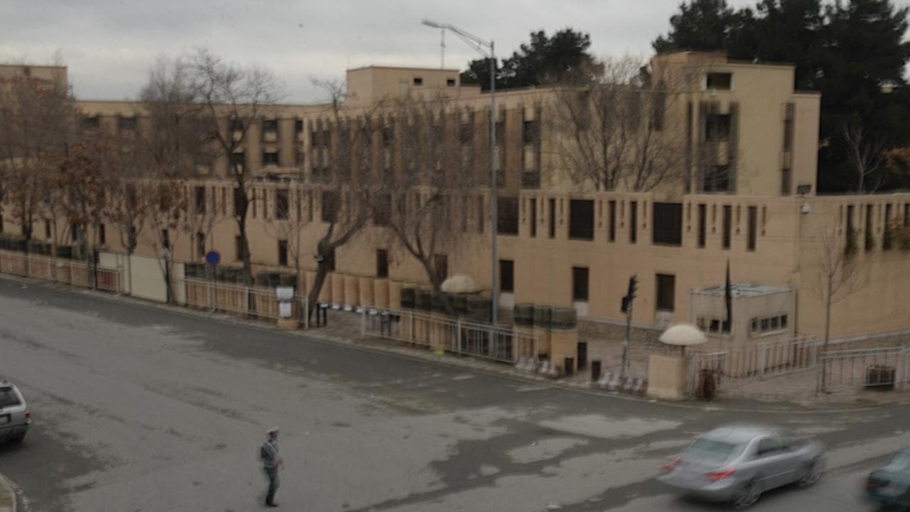 Afghanistan: US और UK ने काबुल में रह रहे अपने नागरिकों को दी होटलों से दूर रहने की चेतावनी