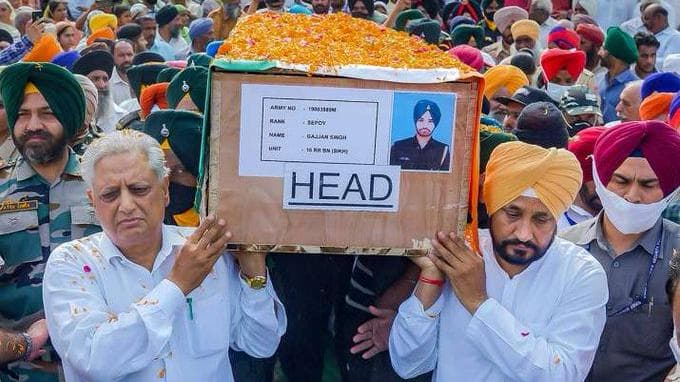 Punjab: शहीद जवान को नम आंखों से दी गई अंतिम विदाई, सीएम चन्नी ने शव को दिया कंधा