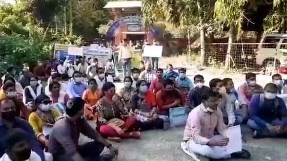  TET West Bengal: নিয়োগপত্র না পেলে আত্মহত্যা, বিক্ষোভ করে হুমকি টেট পরীক্ষার্থীদের