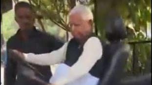Bihar Politics: पटना की सड़क पर दिखा लालू प्रसाद का अलग अंदाज, खुद दौड़ाई जीप