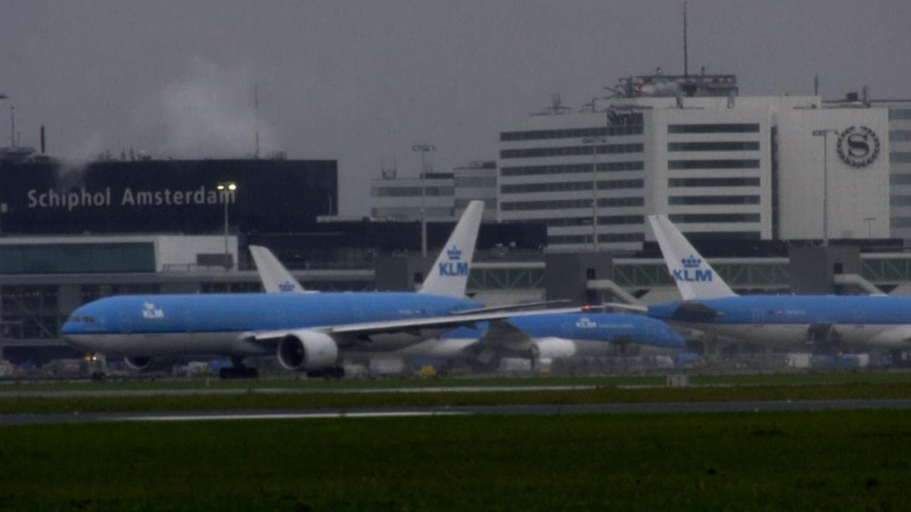 Covid-19: दक्षिण अफ्रीका से नीदरलैंड पहुंचे विमान में 61 यात्री कोविड पॉजिटिव, मचा हड़कंप