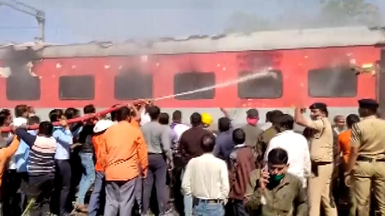 Fire at Gandhidham-Puri express : মহারাষ্ট্রে গান্ধীধাম-পুরী এক্সপ্রেসে আগুন, কী ঘটল তারপর ? দেখুন ভিডিও